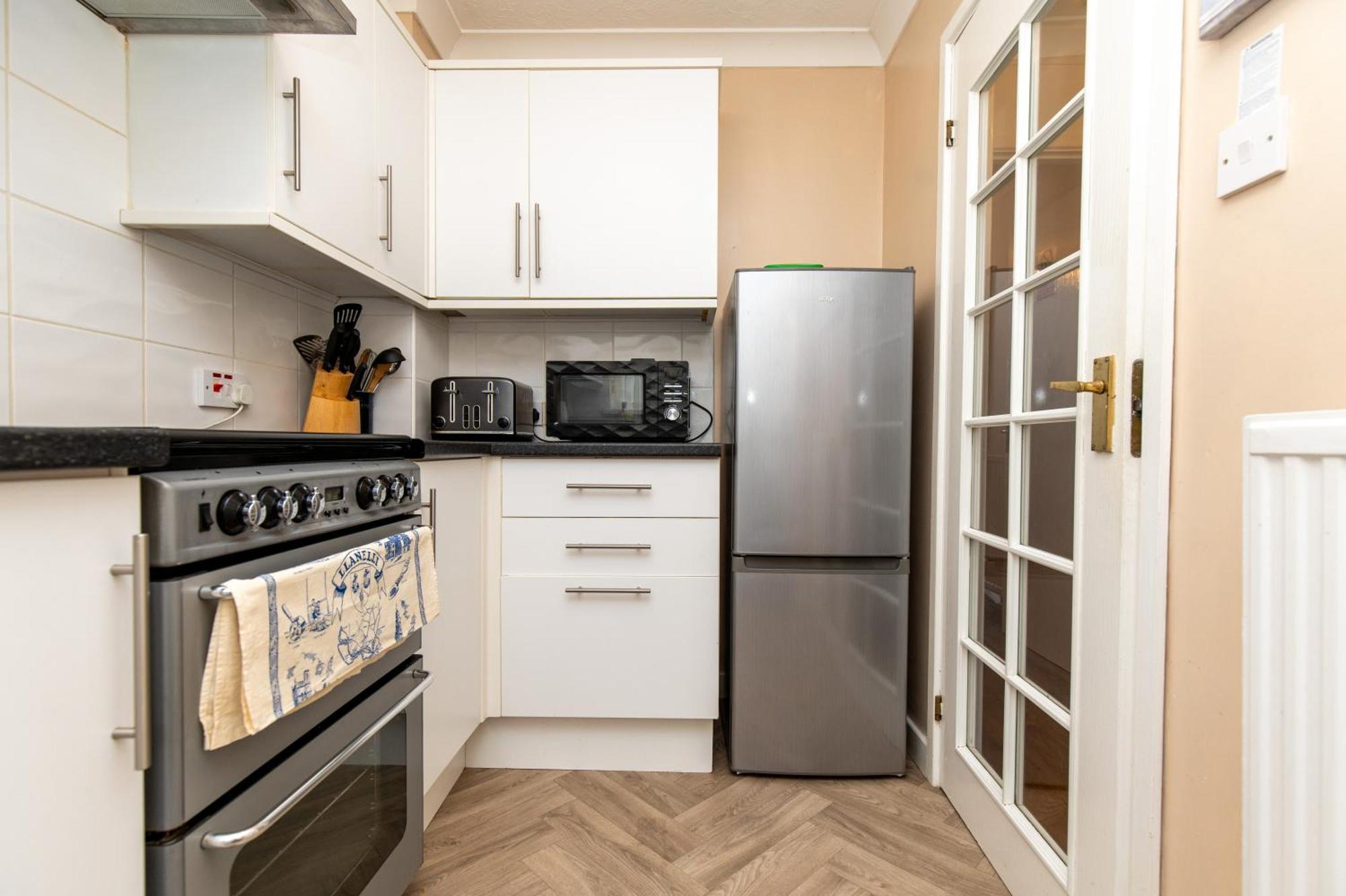 Comfortable And Spacious Superb Holiday Home In Llanelli, Dog Friendly Kültér fotó